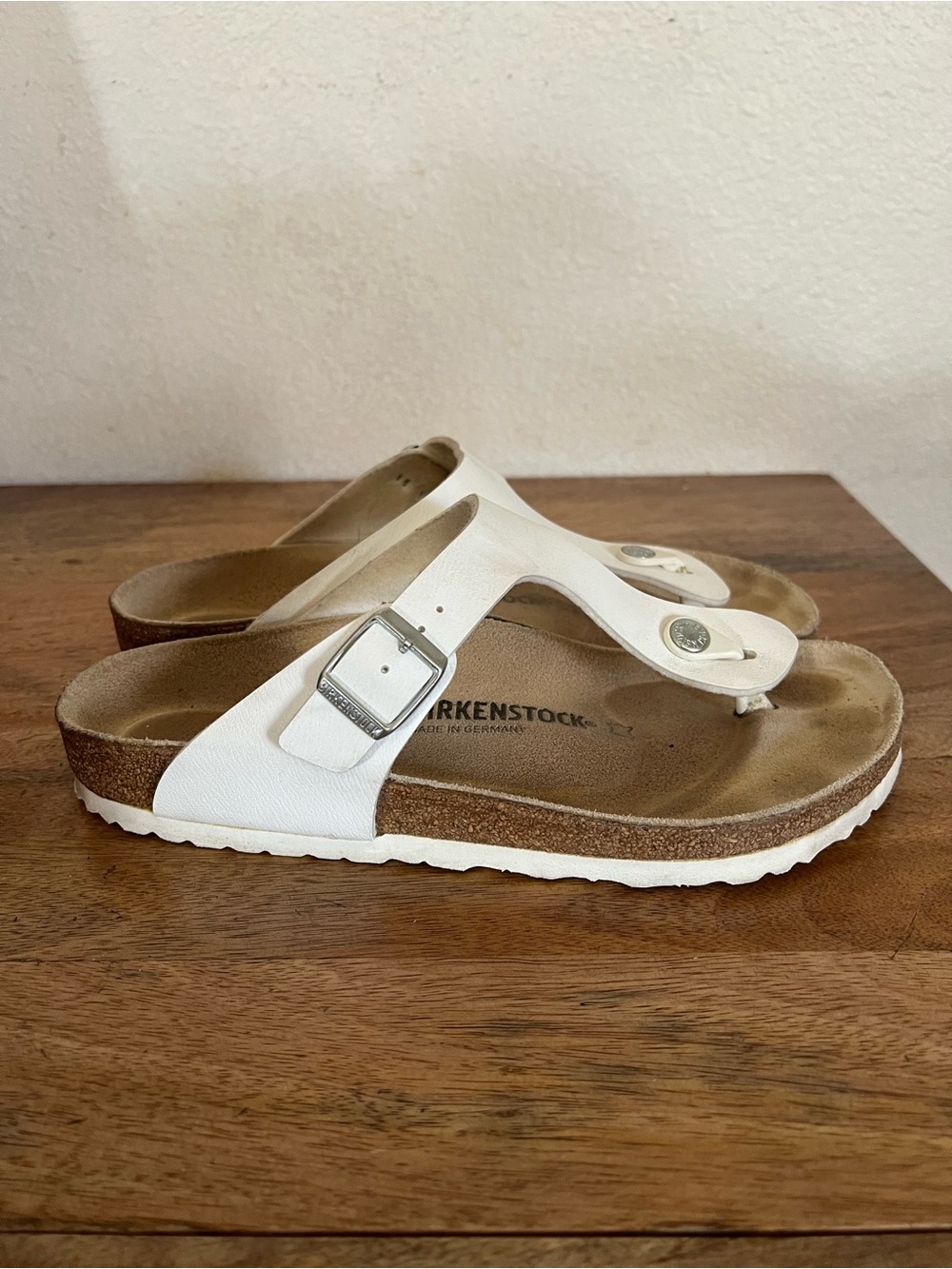 Birkenstocks Gizeh White Leather Sandals Size 41 L 10-10.5 M 8-8.5